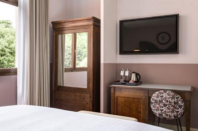 1 Queen Bed Standard
