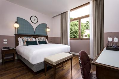 1 King Bed Standard With Courtyard View