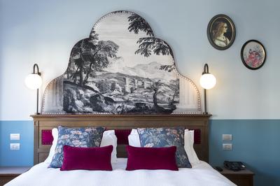 1 King Bed Premium