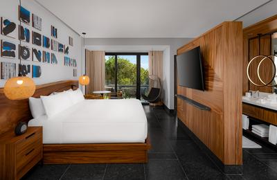 Tropical View Guestroom With King Bed