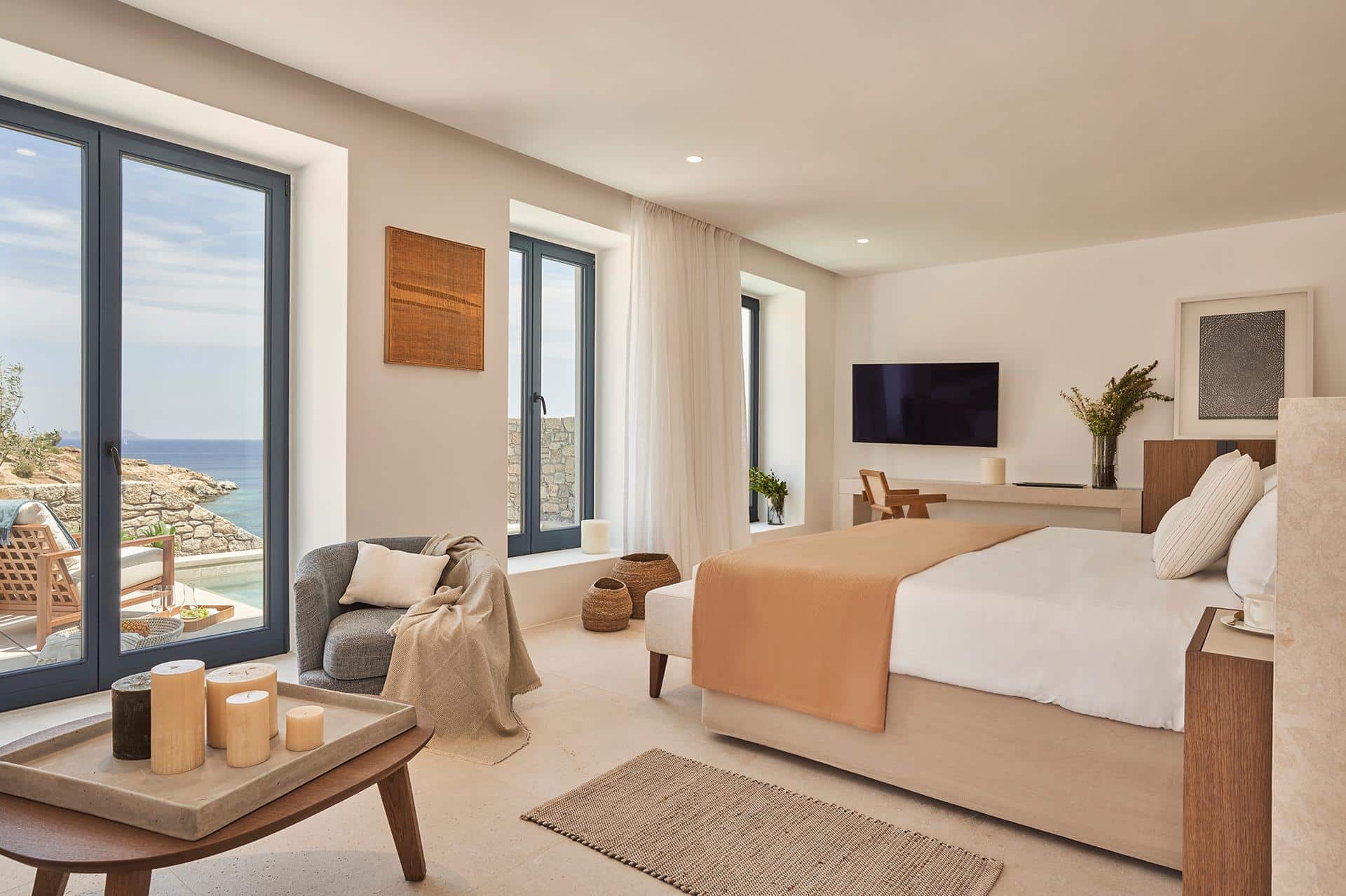 Deluxe Pool Suite Partial Sea View