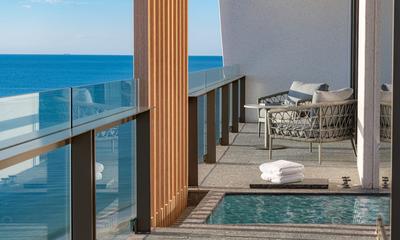 Ocean Front View King Bed Guestroom