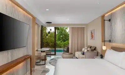 Ocean Front Swim Up King Guestroom