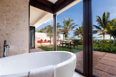 Villa bathroom bathtub with view of the beach