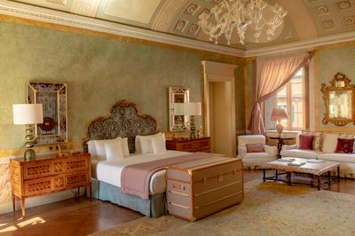 Grand Junior Suite in the Villa with Lake View