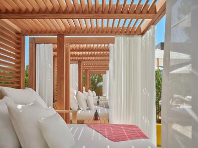 Cabanas Pool