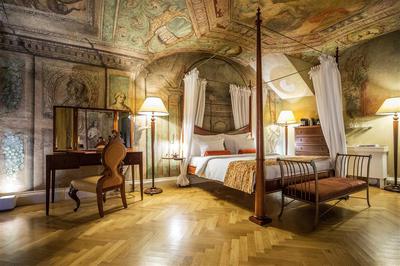 Deluxe Baroque Room #102