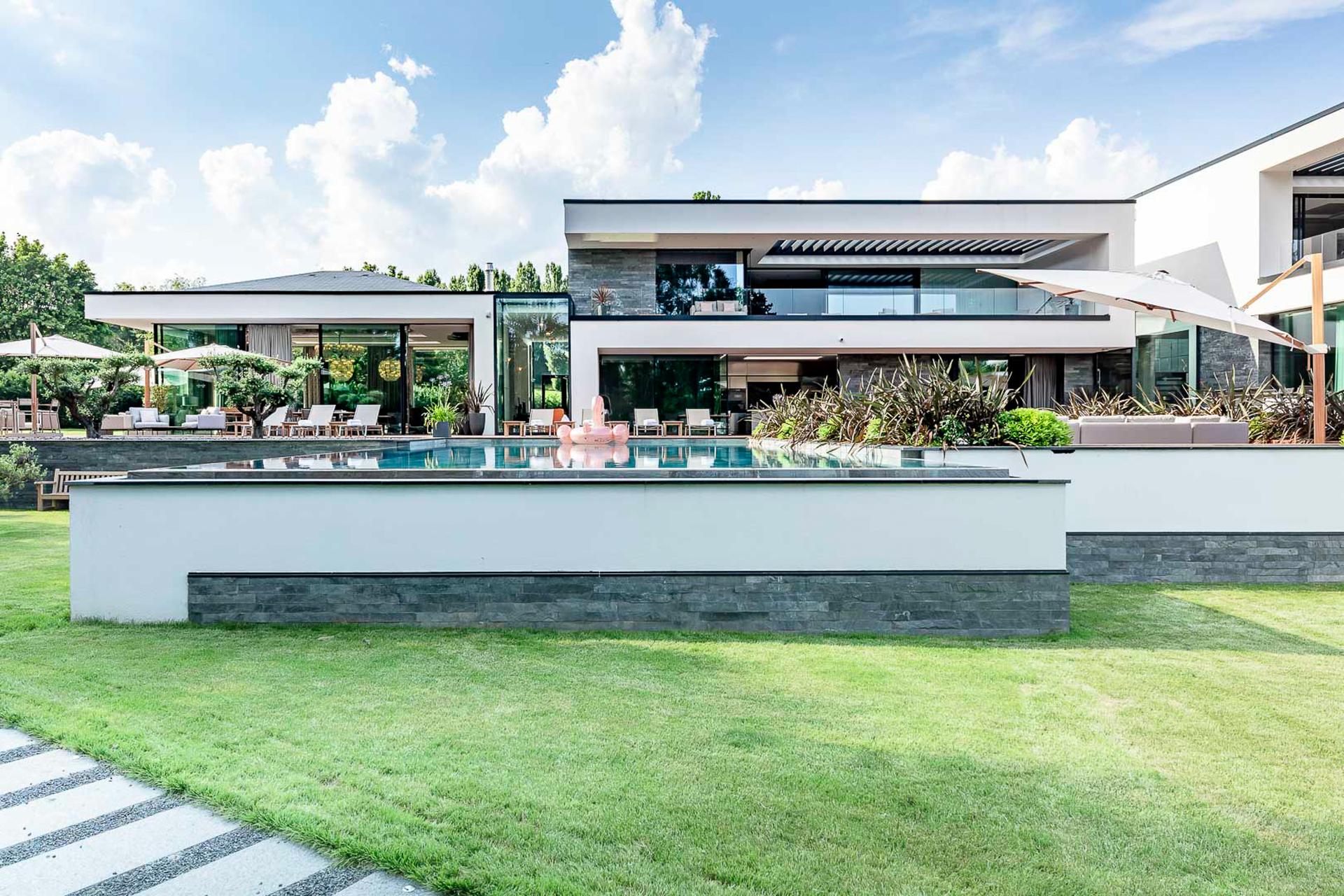 Ultima Geneva Grand Villa