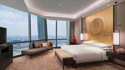 Grand-Hyatt-Changsha-P001-Grand-Executive-Suite-Bedroom.16x9