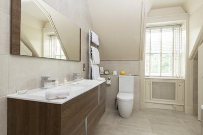 Deluxe Bathroom