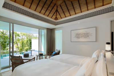 Deluxe Pool Suite