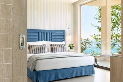 Deluxe One Bedroom Family Suite