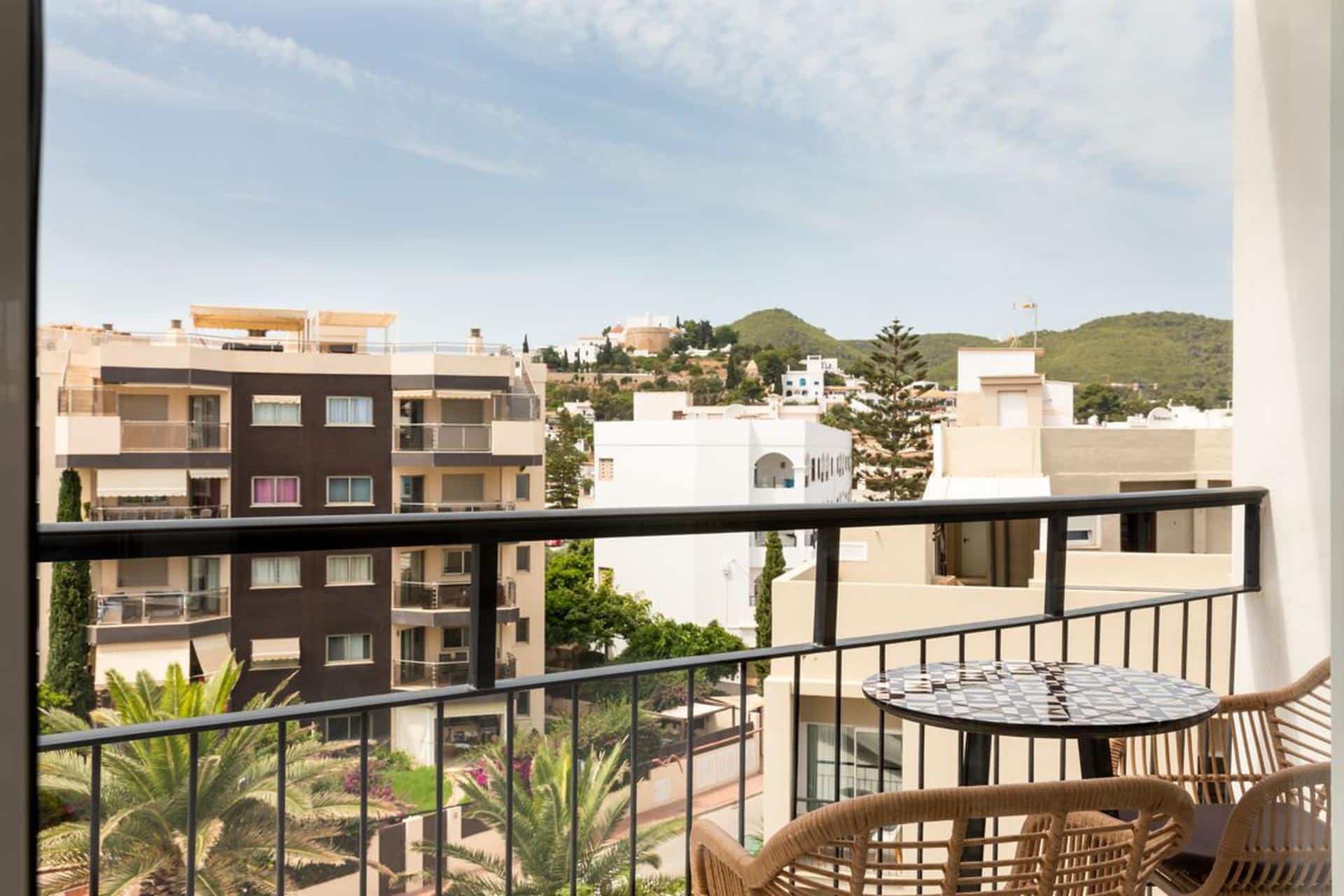 Deluxe Rio, Guest Room, 1 King, Mountain View, Balcony