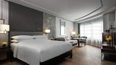 Executive Lounge Access, Guest Room, 1 King, City View, Corner Room
