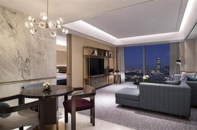 Fairmont S-Suite_Living Room_Night View
