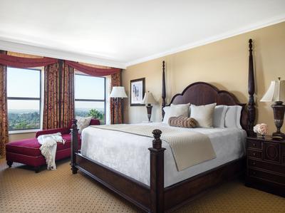 Executive Club King Suite Bedroom