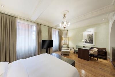 1 King Bed Deluxe