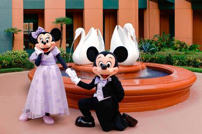 Mickey and Minnie Wedding - Courtyard