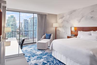 Standard Guest Room - City View, 1 King Bed, High