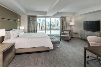Commodore Suite - Bedroom