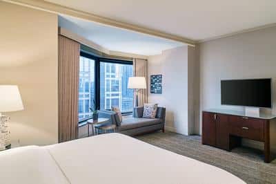 King Deluxe Riverview Guest Room