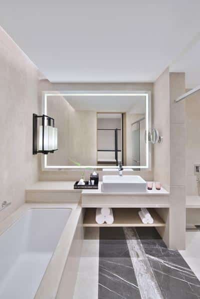 Deluxe Guest Bathroom/Tub