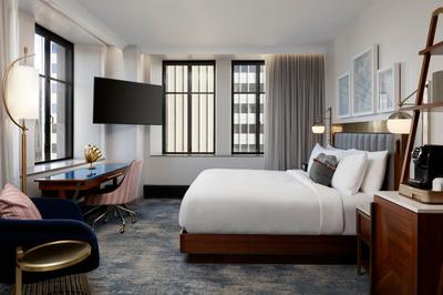 Corner King Guest Room - City View