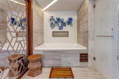Luxury Chairman Suite Bathroom - Tub