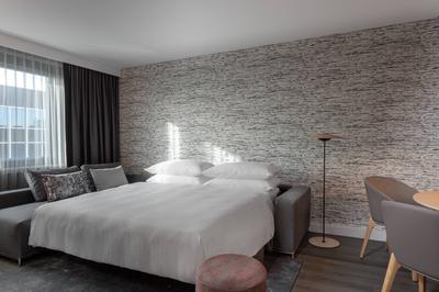 Premier/Club Suite â€“ Living room (with sofa bed)