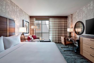 King Guest Room With Sofa Bed - Partial Mountain V