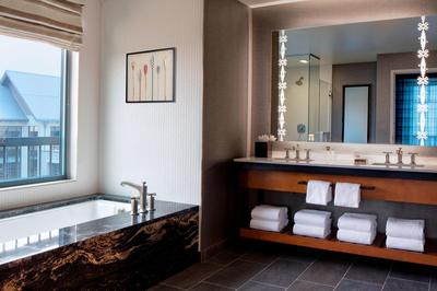 Deluxe Suite Bathroom