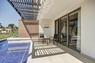 Luxury Junior Swim out Suite