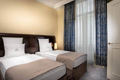 Twin/Twin Junior Suite - Atrium/City View
