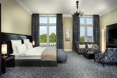 King Deluxe Guest Room - Lake View