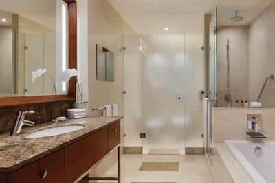 King Deluxe Guest Bathroom - Shower & Tub