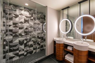 Deluxe King King Suite Bathroom