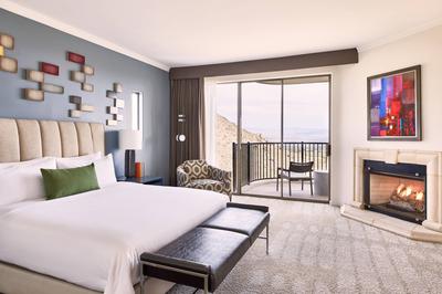 Cliffside King Guest Room (21 & up)