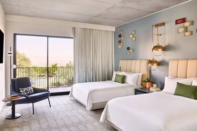 Mountain View Double Queen Guest Room