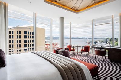 Panoramic King- Water View Deco Building