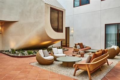 Courtyard with mixed seating