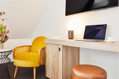 D tails Bureau
