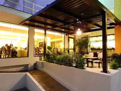 HS HOTSSON Hotel Tampico Restaurante Terraza