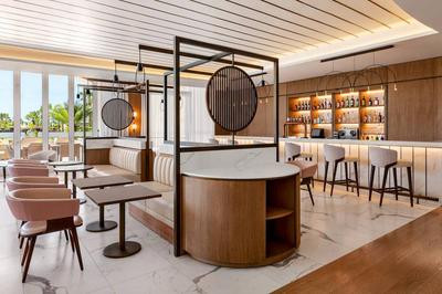 Grand Bar & Lounge