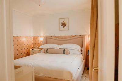Louise Suite - Bedroom