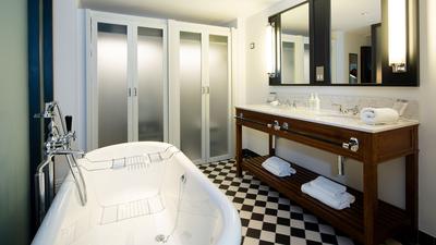 Deluxe One Bedroom Apartment with Bed Alcove