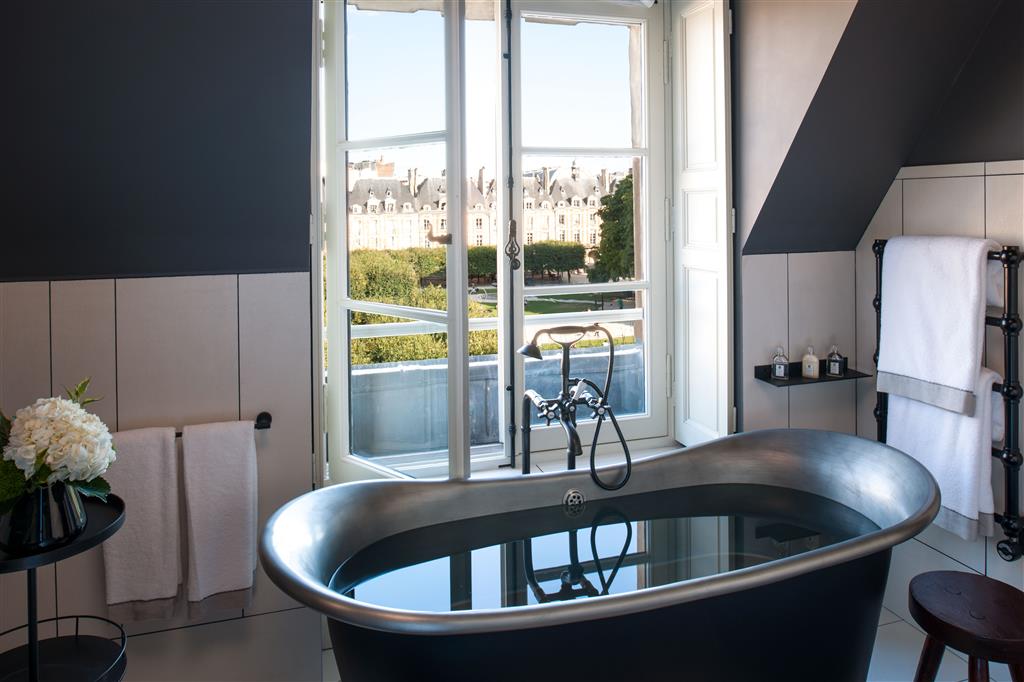 Cour des Vosges, Evok Collection