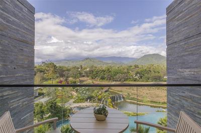 Deluxe Room Mountain Meru View balcony