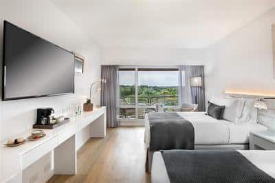 Deluxe Room Two Single Beds Jungle View