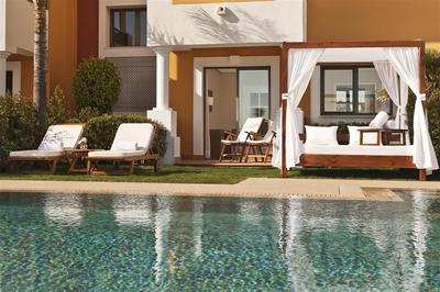 Red Level Swim Up Room