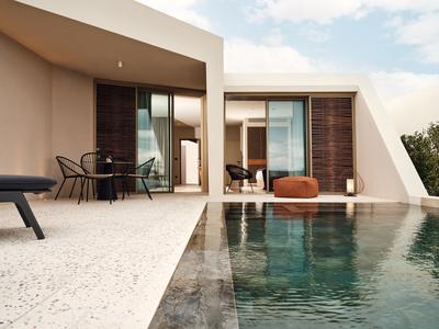 Deluxe Pool Suite